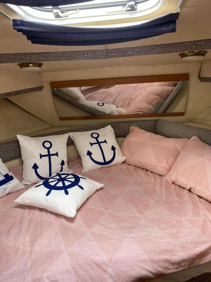 Luxury Boat Hotel Chertsey Exterior photo